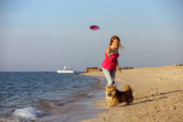 Happy Fun Weekend Sea Girl Playing Frisbee Dog Beach Summe — Stock Photo, Image