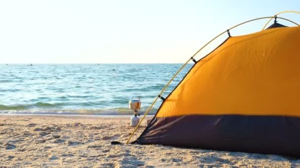 日の出時に砂海ビーチにテント近くフライパンとキャンプ ストーブ — ストック動画