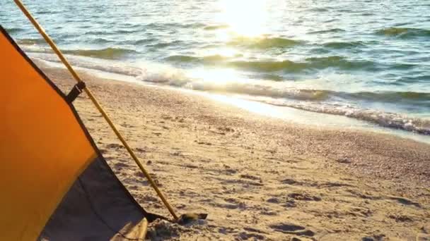Tenda Campeggio Una Spiaggia Sabbia Sorgere Del Sole — Video Stock