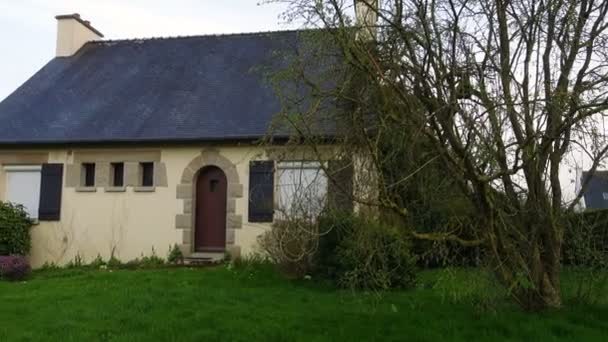Typowy Francuski Bretońskiej Kamienny Dom Fasada Kolorowe Okna Drzwi Brittany — Wideo stockowe
