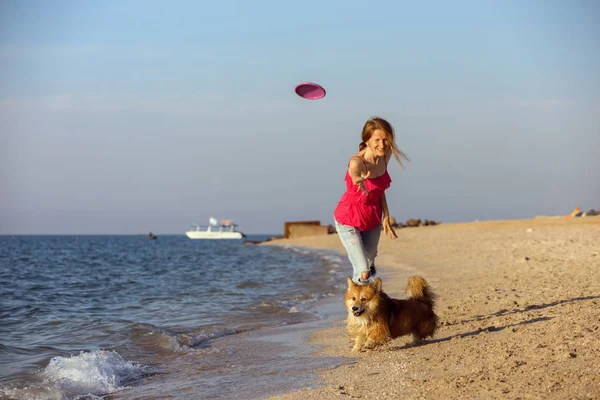 Buon Fine Settimana Divertente Riva Mare Ragazza Che Gioca Frisbee — Foto Stock