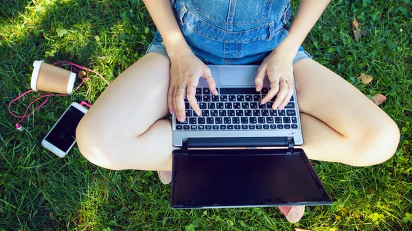 Teenie Mädchen Sitzt Mit Laptop Grünen Gesetz — Stockfoto