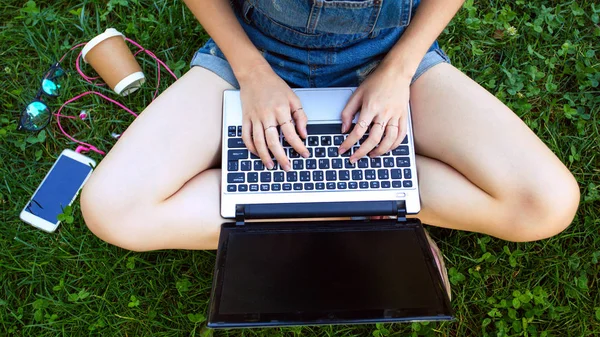 Teenie Mädchen Sitzt Mit Laptop Grünen Gesetz — Stockfoto