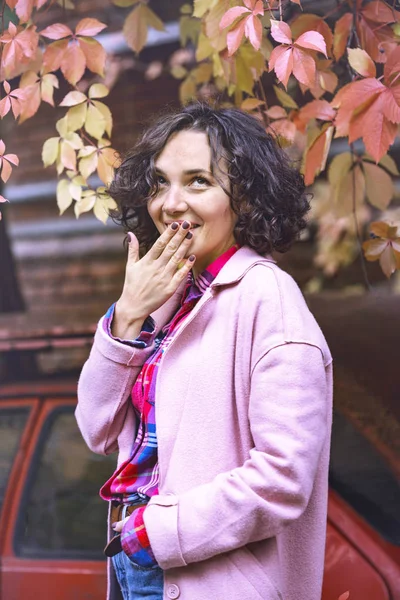 Porträt Eines Schönen Glücklich Lächelnden Mädchens Freien Herbst — Stockfoto