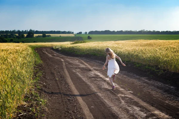Menina Feliz Correndo Uma Estrada Terra Nos Campos Landscap Ucraniano — Fotografia de Stock