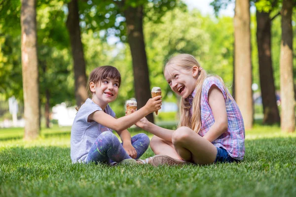 Little Smiling Girls Girlfriends Sitting Lawn Eating Ice Cream Children — Stock Photo, Image