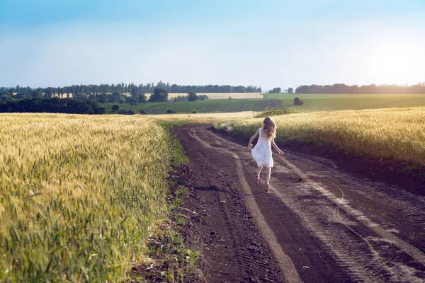 Menina Feliz Correndo Uma Estrada Terra Nos Campos Landscap Ucraniano — Fotografia de Stock