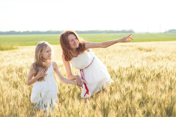 愉快的夏天和假期 家庭母亲与她的女儿牵手在小麦场 — 图库照片
