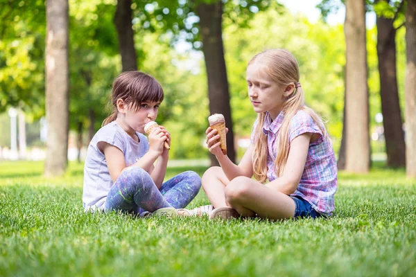 Weinig Lachende Meisjes Vriendinnen Zitten Het Gazon Het Eten Van — Stockfoto