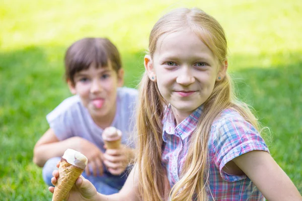 Λίγο Χαμογελαστά Κορίτσια Φίλες Κάθονται Στο Χορτοτάπητα Και Τρώνε Παγωτό — Φωτογραφία Αρχείου