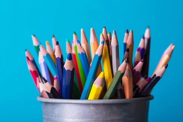 Eimer Mit Buntstiften Auf Blauem Hintergrund — Stockfoto