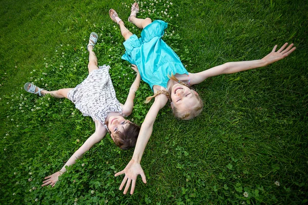 Little Smiling Girls Girlfriends Green Grass Children Holiday — Stock Photo, Image
