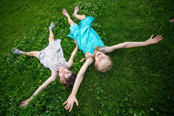 Piccole Ragazze Sorridenti Fidanzate Sull Erba Verde Vacanza Bambini — Foto Stock