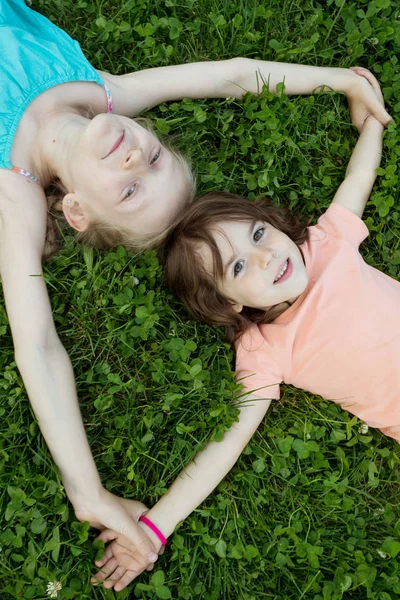 Little Smiling Girls Girlfriends Green Grass Children Holiday — Stock Photo, Image