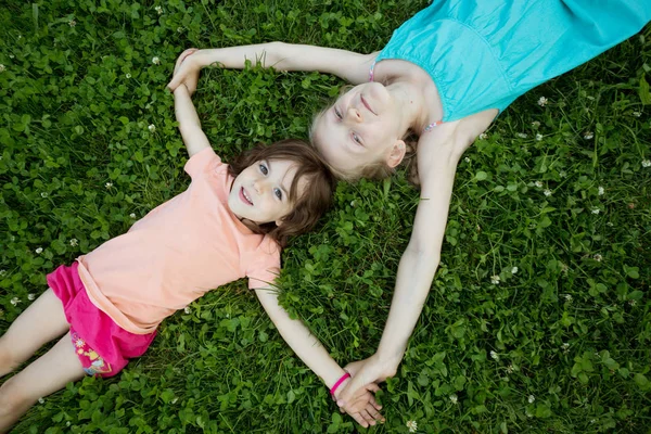 Kleine Lächelnde Mädchen Freundinnen Auf Dem Grünen Gras Kinderfreizeit — Stockfoto