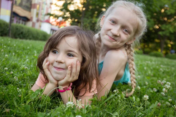 Little Smiling Girls Girlfriends Green Grass Children Holiday — Stock Photo, Image