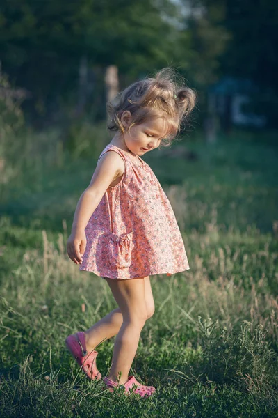 Kleines Schönes Mädchen Garten — Stockfoto