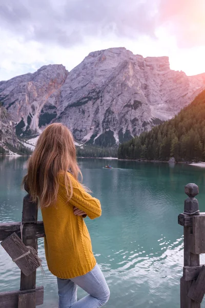 Outono Menina Vista Famoso Lago Tirolês Lago Braies Dolomites Ital — Fotografia de Stock