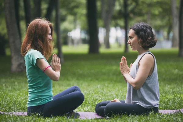 Close Van Handen Gelukkig Meisjes Doen Yoga Het Park Het — Stockfoto