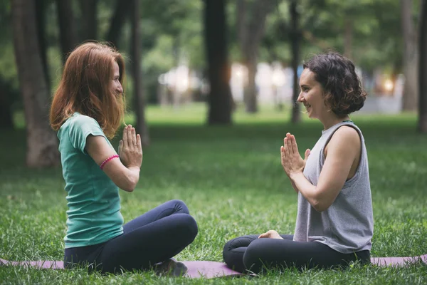 Close Van Handen Gelukkig Meisjes Doen Yoga Het Park Het — Stockfoto