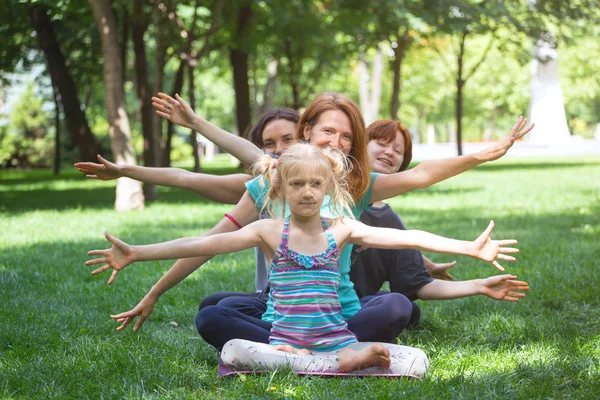 Happy Fun Girls Doing Yoga Park Grass Healthy Yoga Concep — Stock Photo, Image