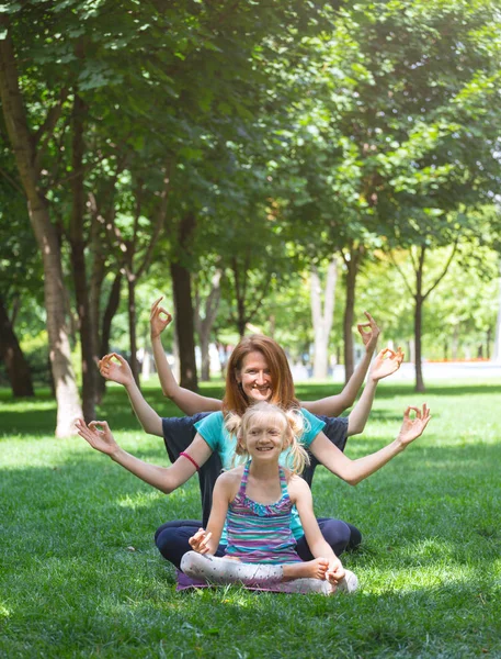 Chicas Divertidas Felices Haciendo Yoga Parque Hierba Saludable Yoga Concep —  Fotos de Stock