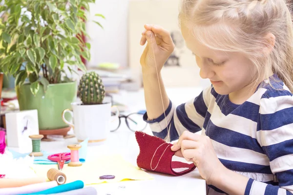 Creatie Meisje Naait Speelgoed Gemaakt Van Fel — Stockfoto