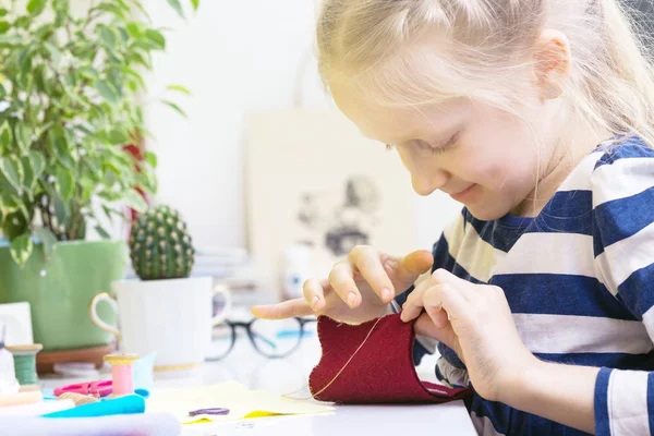 Creatie Meisje Naait Speelgoed Gemaakt Van Fel — Stockfoto