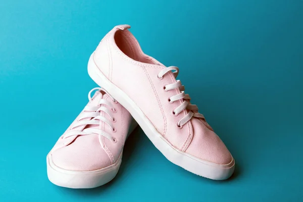 Sneakers Rosa Backgroun Blu — Foto Stock