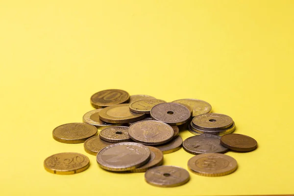 Монеты Разбросаны Желтой Спинке — стоковое фото