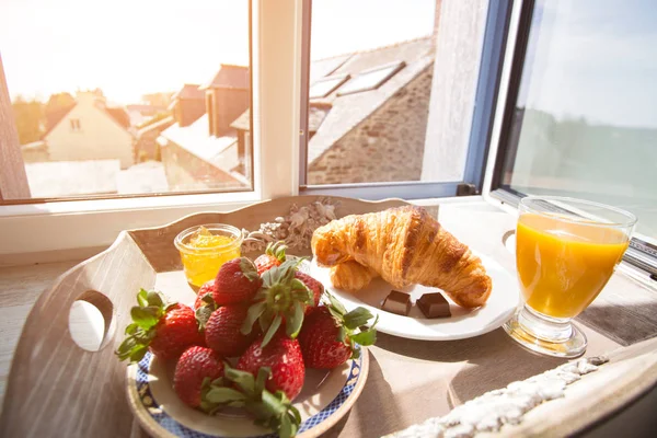 Délicieux Petit Déjeuner Français Sur Plateau Avec Vue Sur Château — Photo