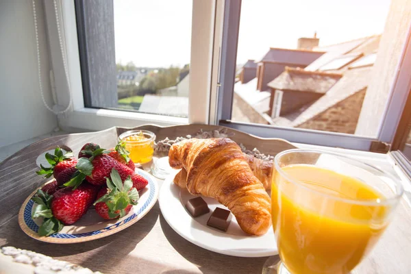 Delicioso Desayuno Francés Una Bandeja Con Vistas Castillo — Foto de Stock