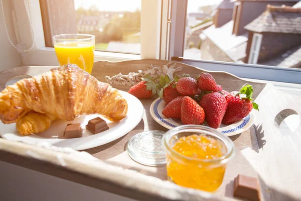 Delicioso Desayuno Francés Una Bandeja Con Vistas Castillo — Foto de Stock