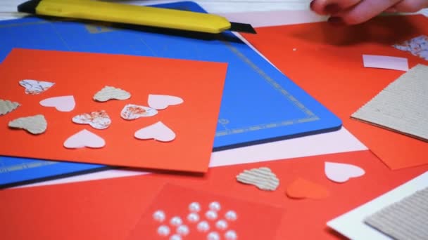 スクラップを作る少女の手バレンタイングリーティングカード — ストック動画