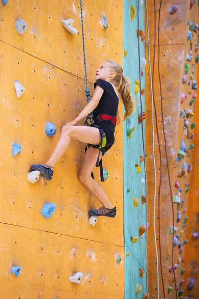 Sportu Bouldering Mała Dziewczynka Wspinając Się Wal — Zdjęcie stockowe
