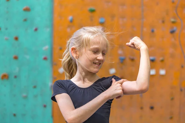 Leuke Boulderen Grappige Meisje Poseren Tegen Muur Voor Climbin — Stockfoto