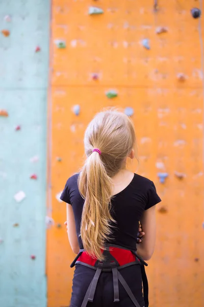Bouldern Kleines Mädchen Steht Und Schaut Die Wand Nach Boulderin — Stockfoto