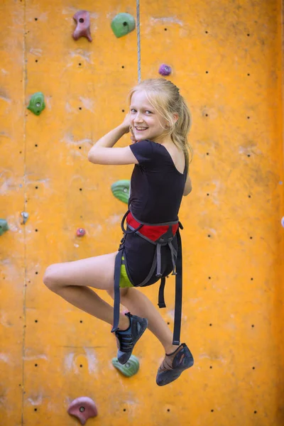 Funsport Bouldern Kleines Lächelndes Mädchen Klettert Die Wand Hoch — Stockfoto