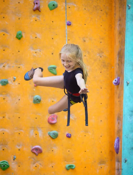 Funsport Bouldern Kleines Lächelndes Mädchen Klettert Die Wand Hoch — Stockfoto