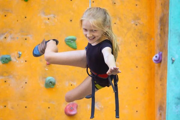 Funsport Bouldern Kleines Lächelndes Mädchen Klettert Die Wand Hoch — Stockfoto