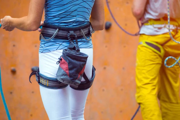 Bouldering Dziewczyna Wspinaczka Ścianie Chalk Bag Zamknij — Zdjęcie stockowe