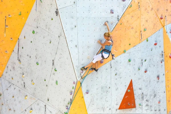 Bouldering Chica Subiendo Por Wal — Foto de Stock