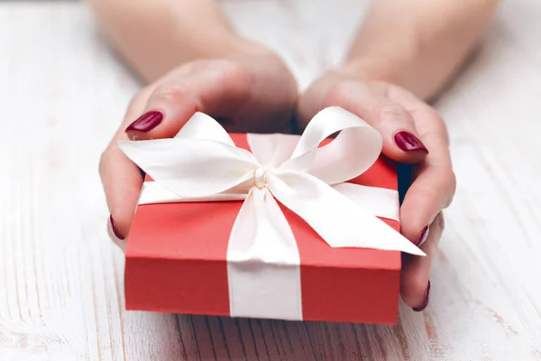 Meisje Mooi Cadeau Voor Dag Van Valentijnskaarten Houden Rode Witte — Stockfoto