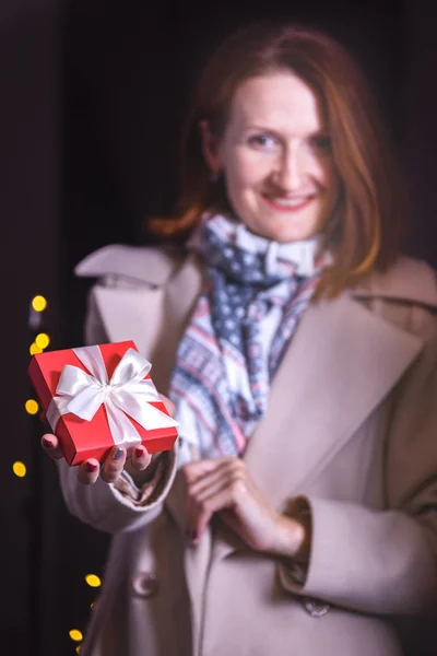 소녀는 크리스마스를 선물을 들고입니다 발렌타인 하루입니다 상자와 Bokeh는 Backgroun — 스톡 사진