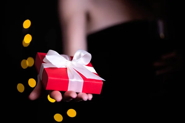 Niña Sosteniendo Hermoso Regalo Para Día San Valentín Caja Roja —  Fotos de Stock