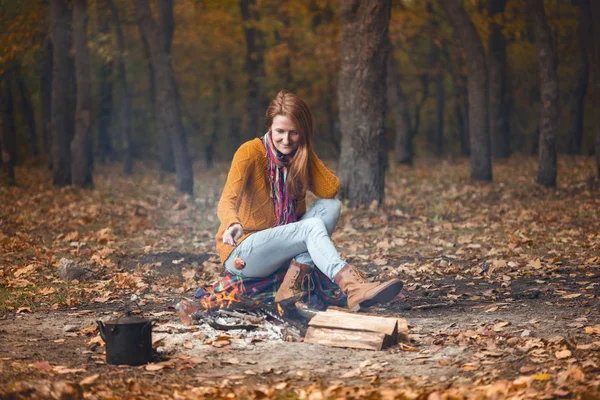 Mädchen Beim Picknick Herbst — Stockfoto