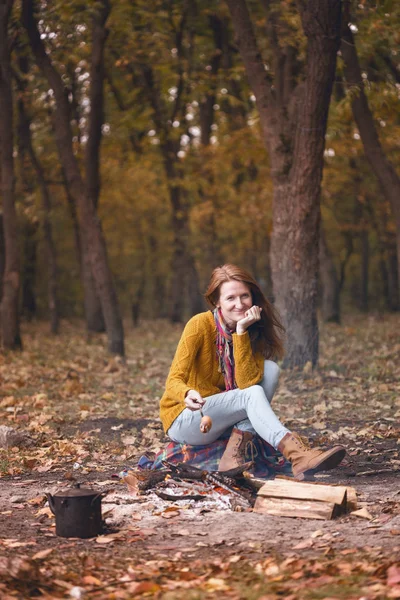 秋の森のピクニック ガール — ストック写真