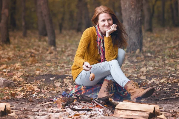 Mädchen Beim Picknick Herbst — Stockfoto