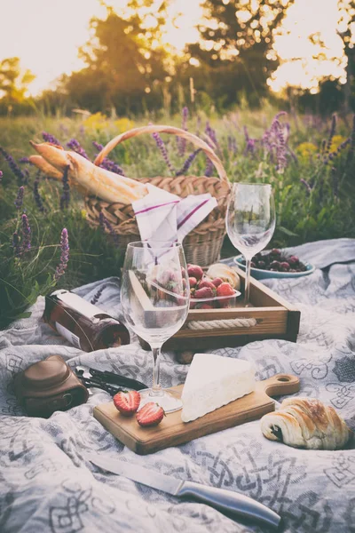 Nyár Piknik Réten Sajtbrie Baguette Eper Cseresznye Bor Croissant Baske — Stock Fotó
