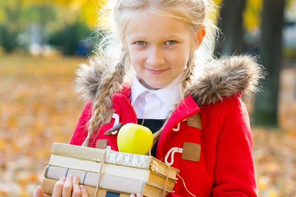 Ein Lächelndes Schulmädchen Hält Einem Herbsttag Park Bücher Und Apfel — Stockfoto